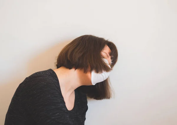 Coronavirus Quarantäne-Konzept. Frau mit Gesichtsmaske — Stockfoto