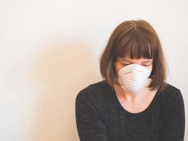 Coronavirus karantina konsepti. Yüz maskeli kadın.