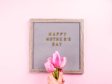 Anneler günü mektup tahtasında ve lalelerde selamlar