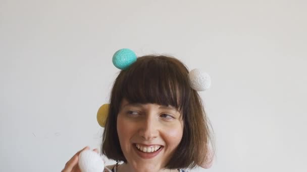 Roztomilé dívka velikonoční portrét s vejci světla na hlavě — Stock video