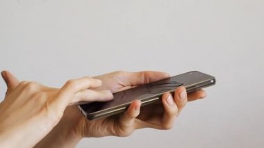 Kadın el temizleme akıllı telefonu dezenfektan jeliyle