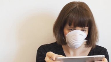 Coronavirus karantina konsepti. Yüz maskeli kadın.