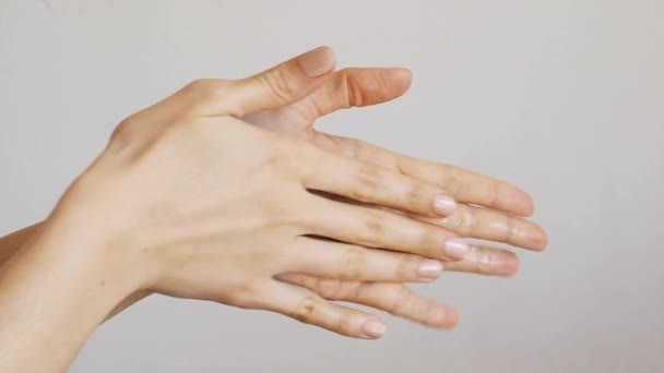 Vrouwelijke handen reinigen met ontsmettingsgel — Stockvideo