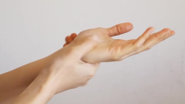 Limpieza de manos femenina con gel desinfectante — Vídeo de stock