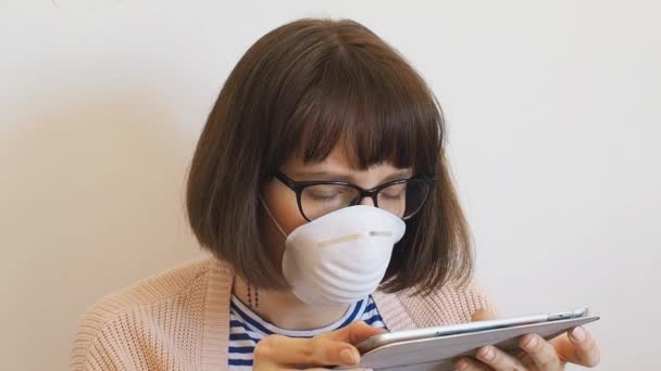 Coronavirus quarantine concept. Woman in face mask — Stock Video