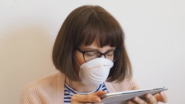 Concepto de cuarentena por Coronavirus. Mujer en mascarilla — Vídeo de stock