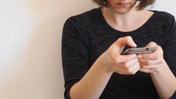 Белая женщина без лица, прокручивающая на смартфоне — стоковое видео