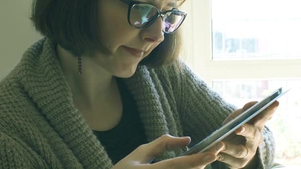 Mujer caucásica con gafas usando tableta — Vídeo de stock