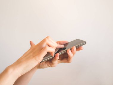 Kadın el temizleme akıllı telefonu dezenfektan jeliyle