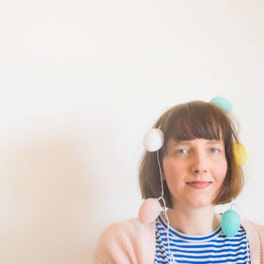 Paskalya konsepti yumurta ışıklı kadın portresi