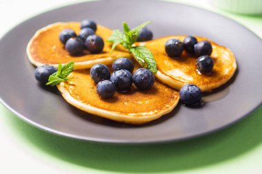 Ev yapımı taze dutlu krep yığını.