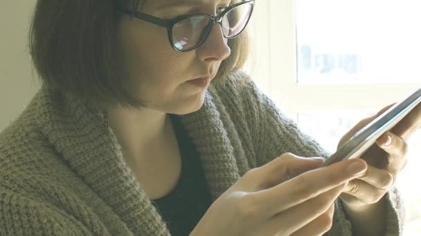 Mujer caucásica con gafas usando tableta — Vídeos de Stock