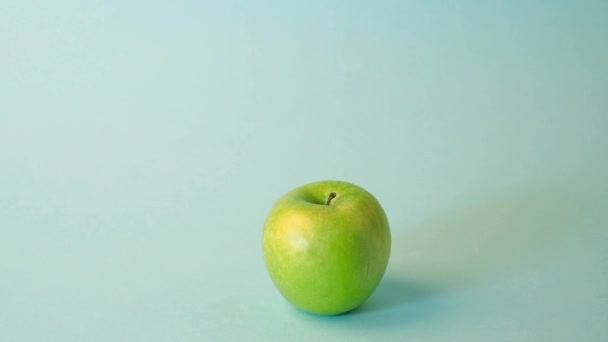 Manzana verde fresca tomada por la mano femenina — Vídeos de Stock