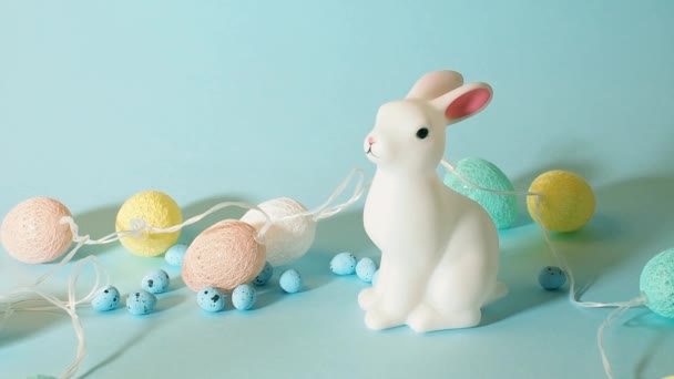 Conejo de Pascua con huevos de decoración cayendo, concepto — Vídeos de Stock