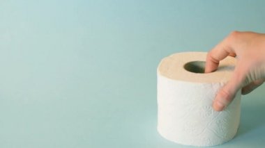 Tuvalet kağıtlarını mavi arka planda istiflemek