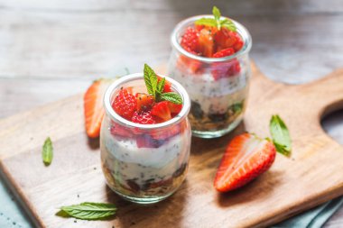 Çilekli yoğurt granola parfe.