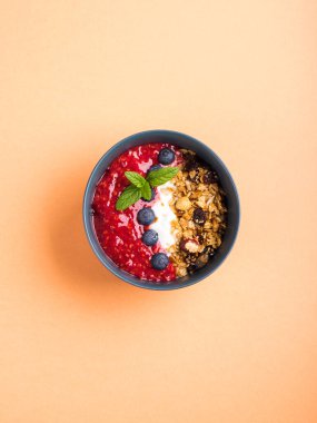 Portakallı ahududulu yoğurt kasesi.