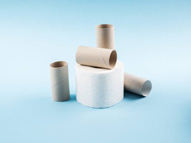 Tuvalet kağıdı ve mavi arka planda boş rulo.