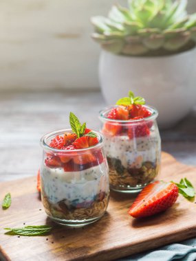 Çilekli yoğurt granola parfe.