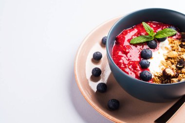 Yoğurt suyu kasesi ve ahududu karışımı.