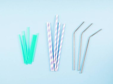 Pastel mavisi pipetlerde farklı malzemeler içiliyor.
