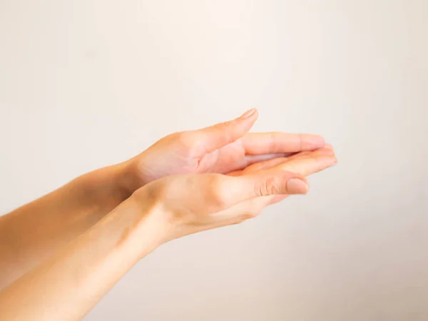 Čištění ženských rukou dezinfekčním gelem — Stock fotografie