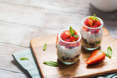 Çilekli yoğurt granola parfe.