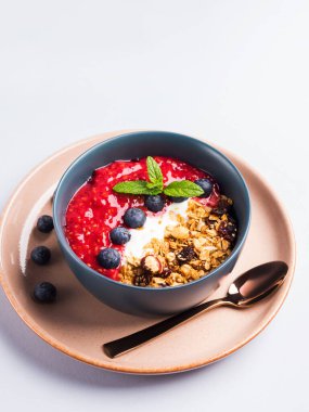 Yoğurt suyu kasesi ve ahududu karışımı.