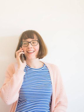 Gözlüklü kız akıllı telefon kullanıyor.