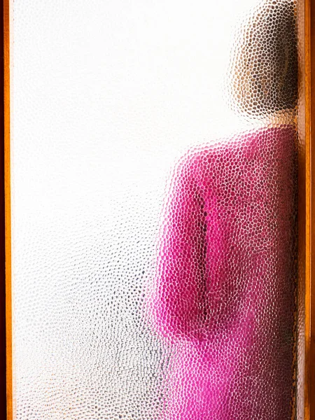 Mladá žena za zavřenými dveřmi vidět přes sklo — Stock fotografie