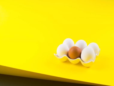 Beyaz ve sarı renkli kahverengi bir yumurta.