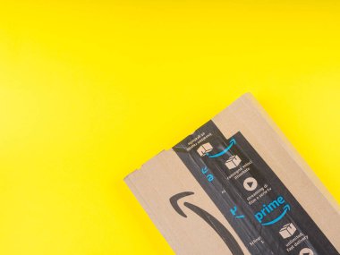 Napoli, İtalya, Nisan, 23, 2020. Amazon Prime paketi