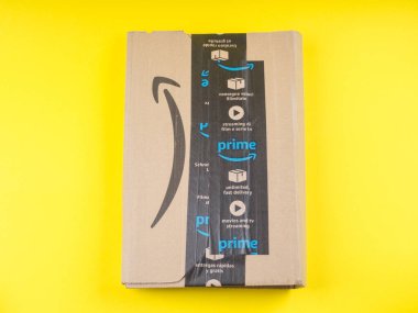 Napoli, İtalya, Nisan, 23, 2020. Amazon Prime paketi