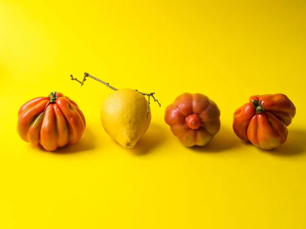 Brzydkie owoce i warzywa na żółtym tle — Zdjęcie stockowe