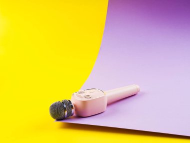 Renkli arka planda Pastel pembe mikrofon