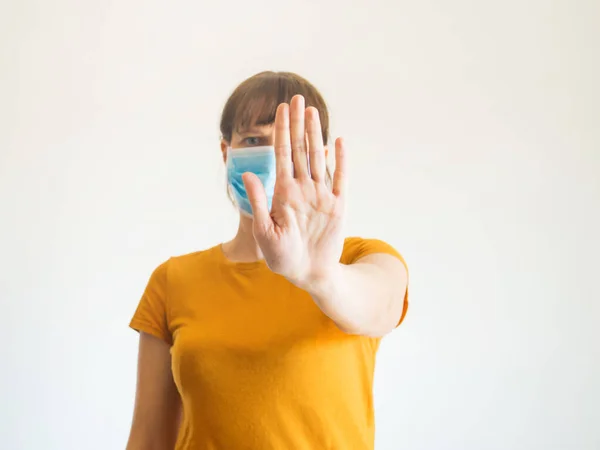 Frau mit Gesichtsmaske macht Stop-Geste mit der Hand — Stockfoto