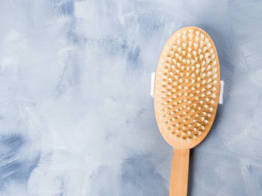 Mavi üzerine ahşap kuru masaj fırçası