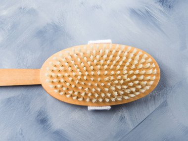 Mavi üzerine ahşap kuru masaj fırçası