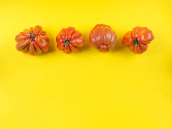 Уродливые овощи из помидоров на желтом фоне — стоковое фото