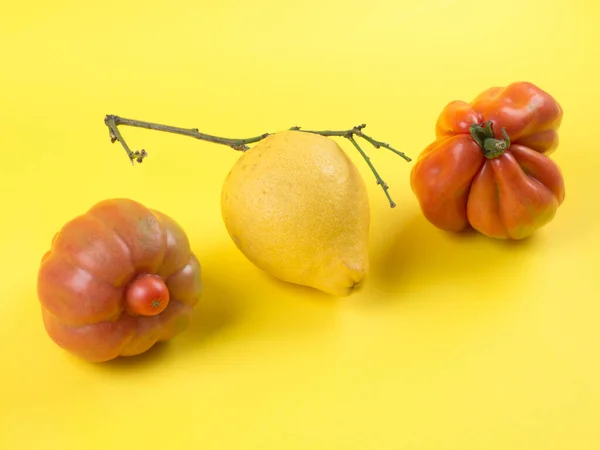 Ful frukt och grönsaker på gul bakgrund — Stockfoto