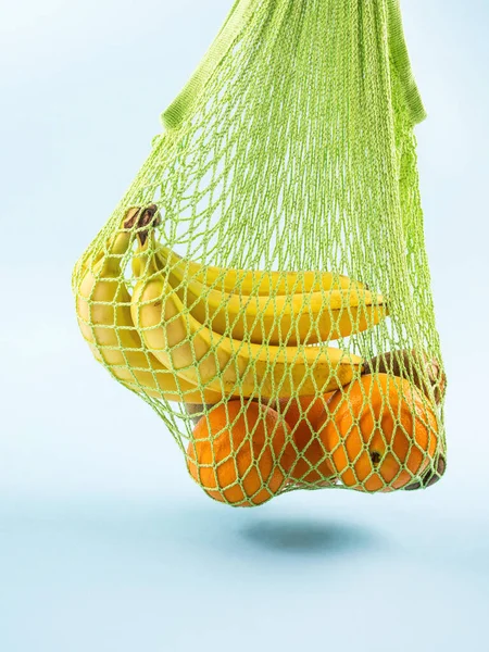 Mesh nákupní taška s banány. Nulový odpad — Stock fotografie