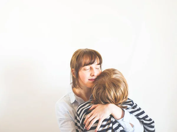 Joven madre e hijo abrazándose. Día de las madres —  Fotos de Stock