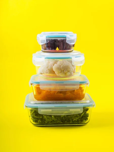 Pila de recipientes de vidrio herméticos con alimentos cocinados — Foto de Stock