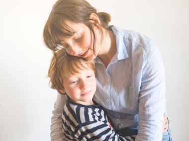 Genç anne ve çocuk kucaklaşması. Anneler Günü