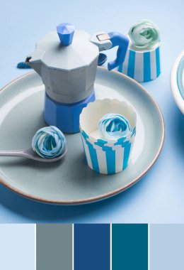 Mavi kahve makinesiyle hayat devam ediyor. Renk kumaşı