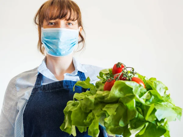 Frau in blauer Gesichtsmaske mit frischen Produkten — Stockfoto