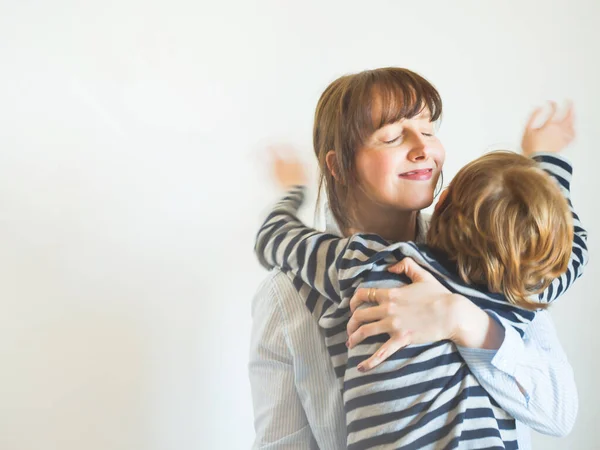 Joven madre e hijo abrazándose. Día de las madres —  Fotos de Stock