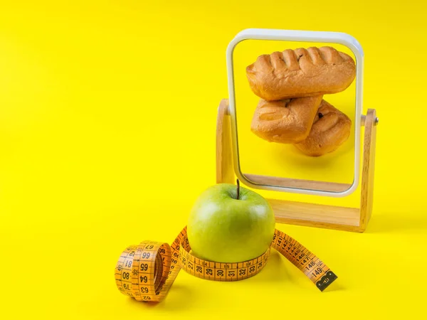 Štíhlé jablko a tučné těsto se odráží v zrcadle — Stock fotografie