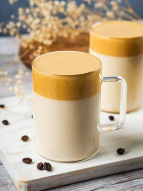 Kırbaçlanmış dalgona kahve, cam bardakta içki.