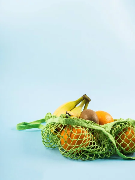 Mesh shoppingväska med bananer. Noll avfall — Stockfoto